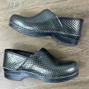 Dansko XP20 Professional Clogs Embossed Patent Leather Shoes Size EU 38, US 7.5